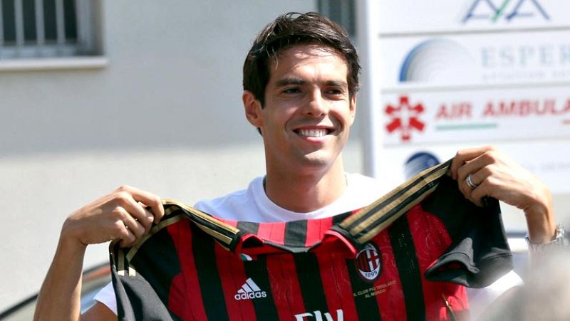 "Hay amores que no se olvidan. Vuelvo a casa": así se expresó el brasileño Ricardo Kaká a su llegada hoy a Italia para fichar con el Milan, con el que jugó desde el 2003 al 2009. Por su parte Özil pasa reconocimiento médico con el Arsenal en Alemania