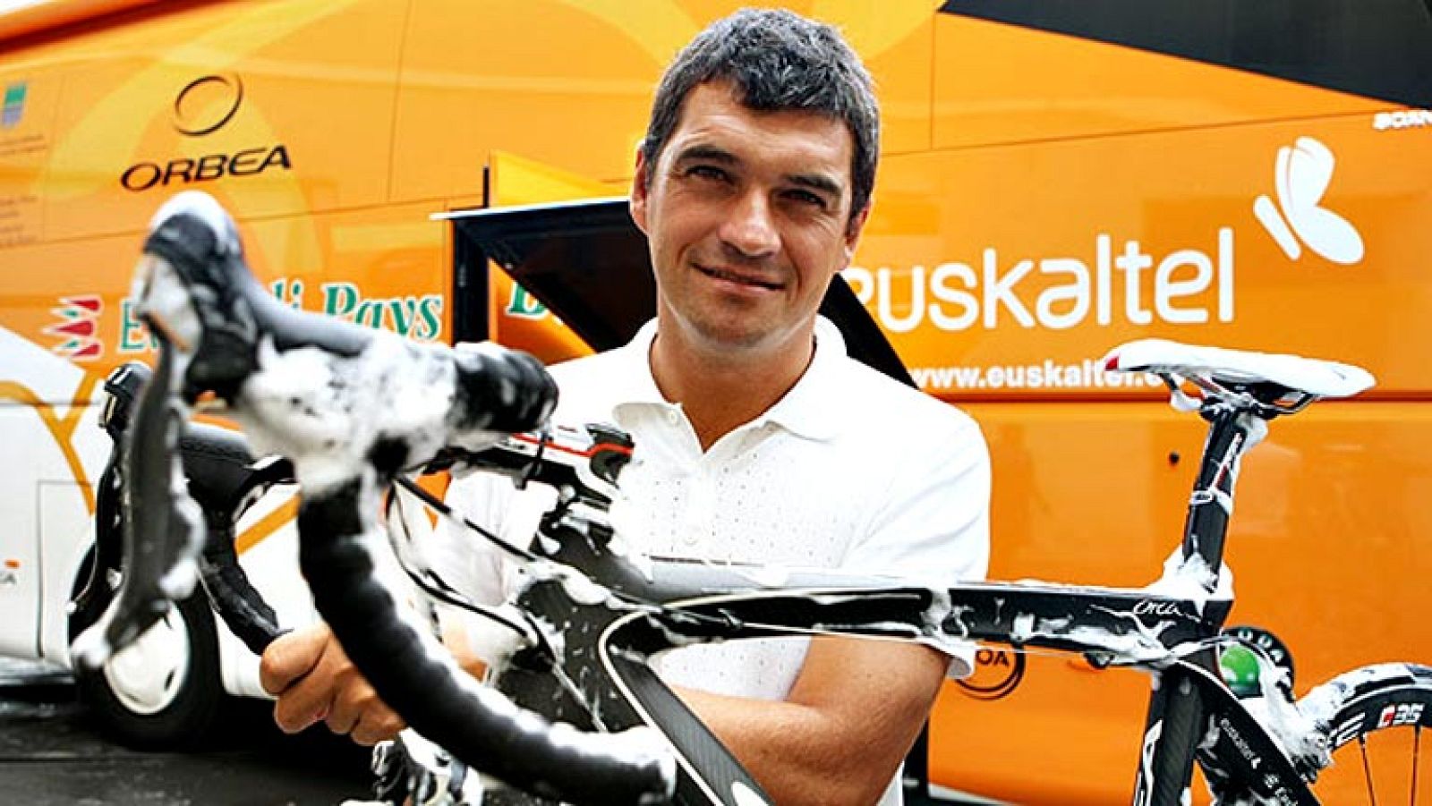 Igor González de Galdeano, director del Euskaltel Euskadi, no dio pistas sobre una futura incorporación de Alberto Contador al equipo heredero del Euskaltel, que tendrá como patrón al piloto de Fórmula Uno Fernando Alonso. "¿Contador? No, eso es ir m