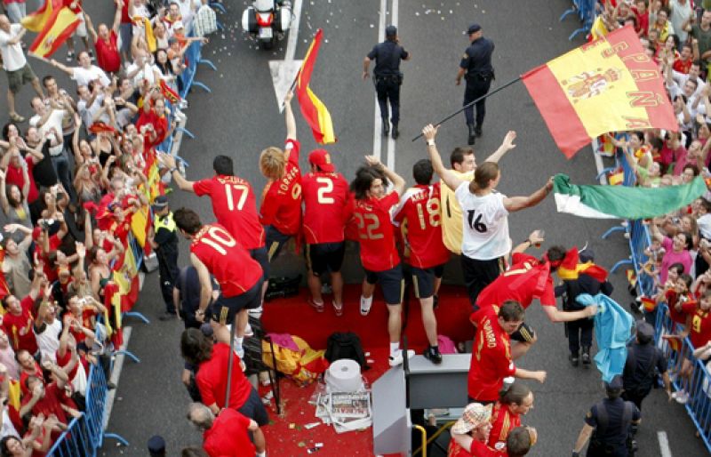Los jugadores ofrecen la Copa a TVE