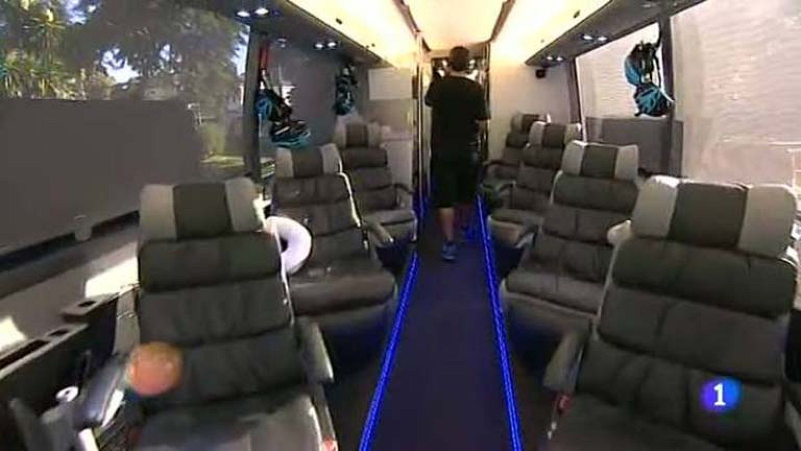 Los autobuses de 'La Vuelta', auténticos hoteles sobre cuatro ruedas | Ver