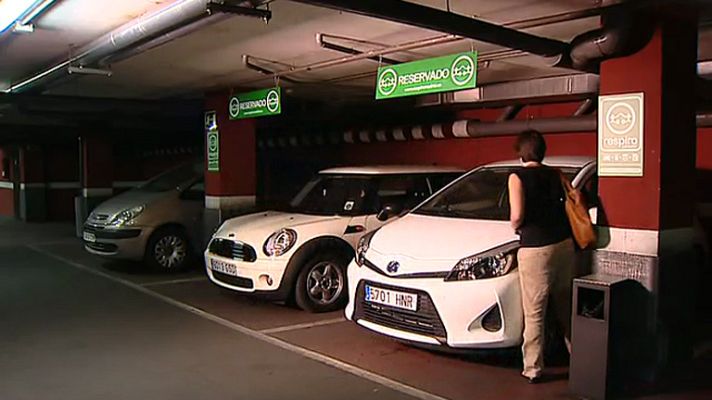 Telediario 1 - Tener un coche en propiedad nos cuesta de media 416 euros, según una empresa de "coche compartido"