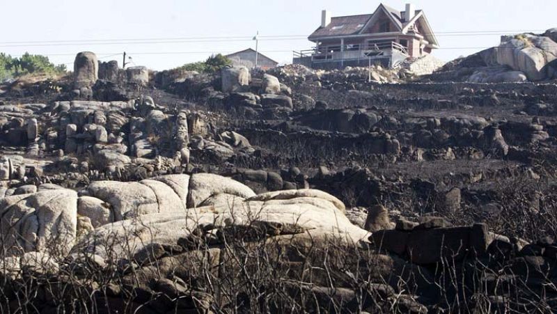 Arden 2.000 hectáreas del monte Pindo