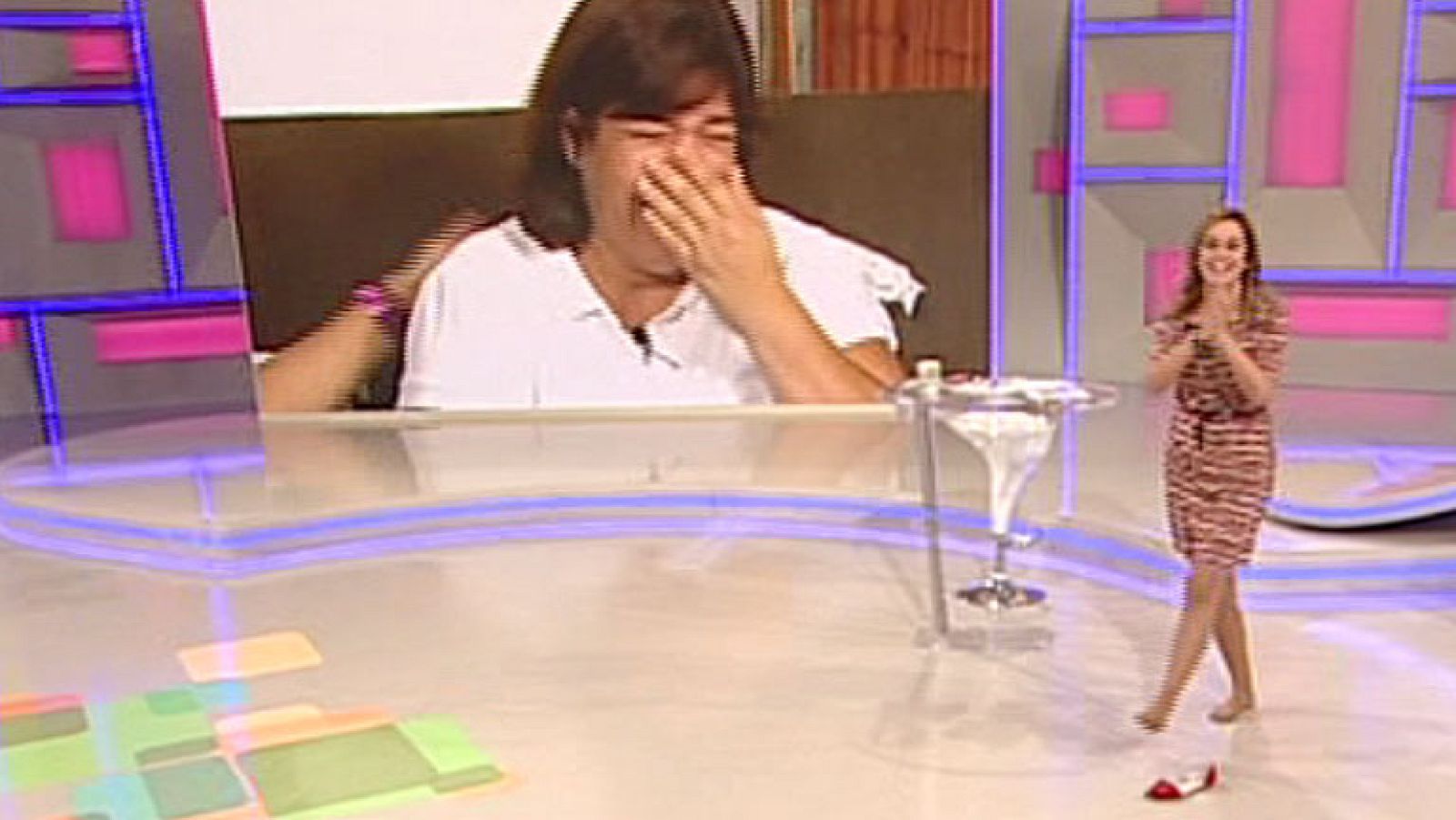 Entre Todos - Los zapatos de Toñi vuelan por el plató