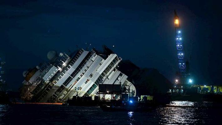 Telediario 1 - El crucero 'Costa Concordia' comienza a salir a flote tras 20 meses encallado