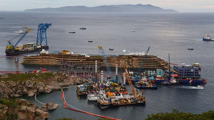 Telediario 1 - Reflotan el Costa Concordia