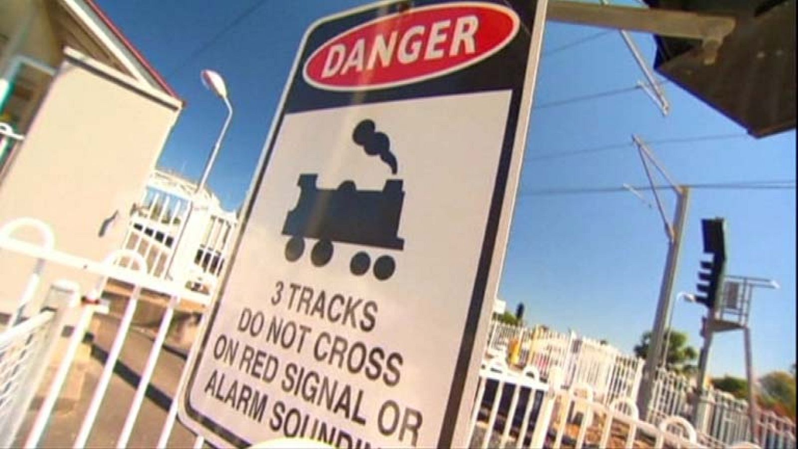 En Australia, un hombre cruza tranquilamente la vía segundos antes de que pase un tren