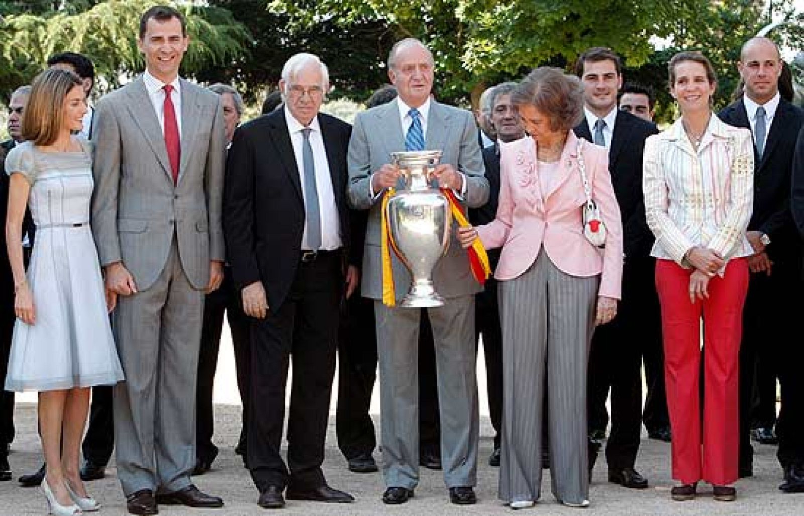 Los Reyes y los Príncipes de Asturias han recibido a Luis Aragonés y a los 23 jugadores de la selección española en el Palacio de la Moncloa, donde los futbolistas reciben el penúltimo homenaje por su triunfo en la Eurocopa.