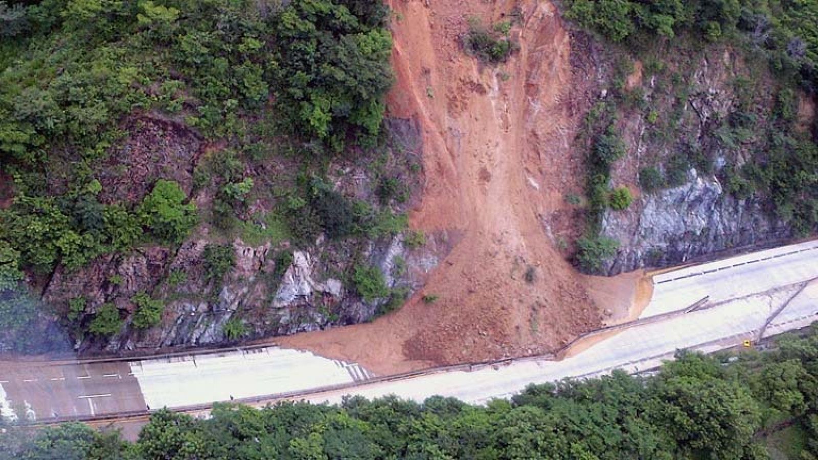 Los turistas atrapados en Acapulco quieren salir pero el problema son las carreteras