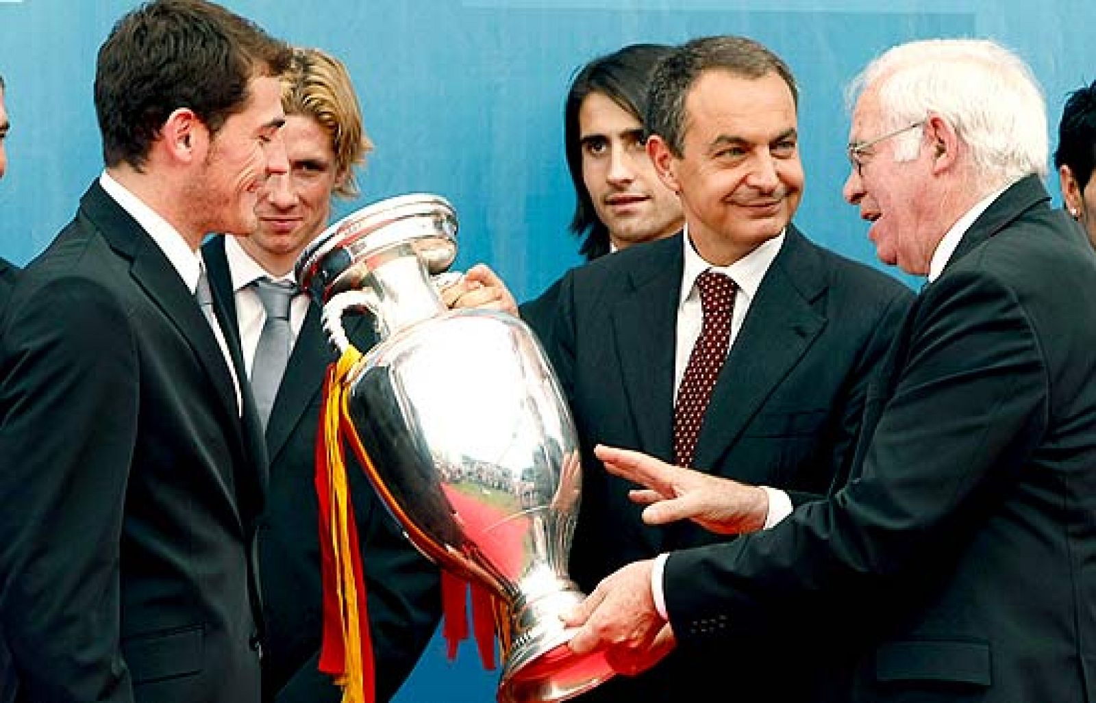 El presidente del Gobierno, José Luis Rodríguez Zapatero, ha recibido a la selección española al completo en el Palacio de La Moncloa. De esta manera, Zapatero ha querido homenajear al equipo que se ha proclamado campeón de la Eurocopa.