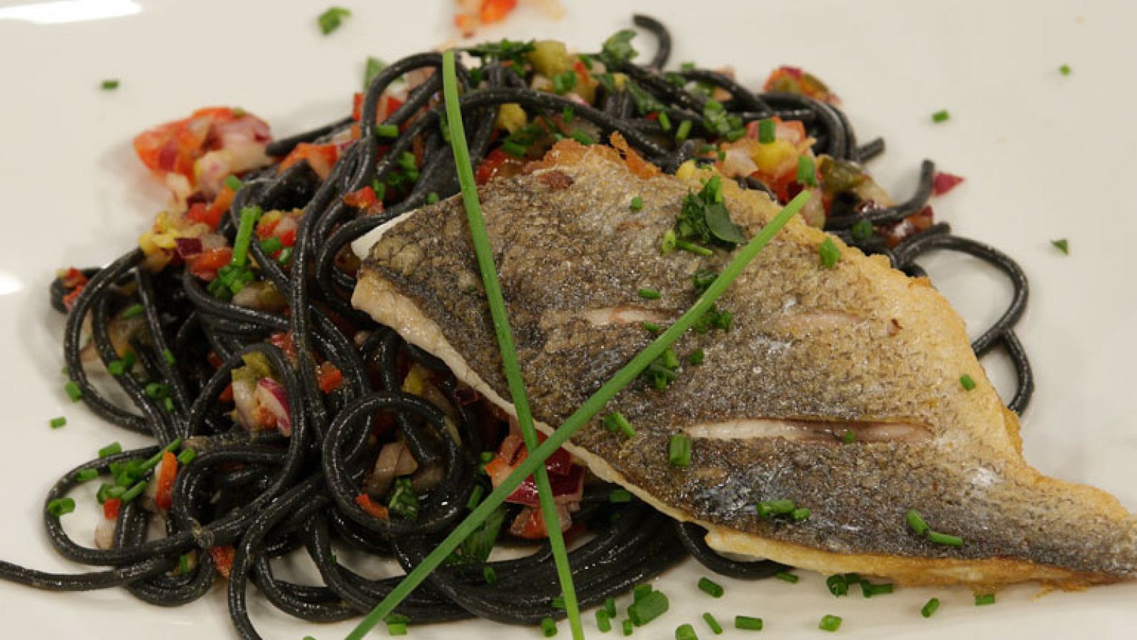 Spaguetti a la vinagreta con lomitos de dorada