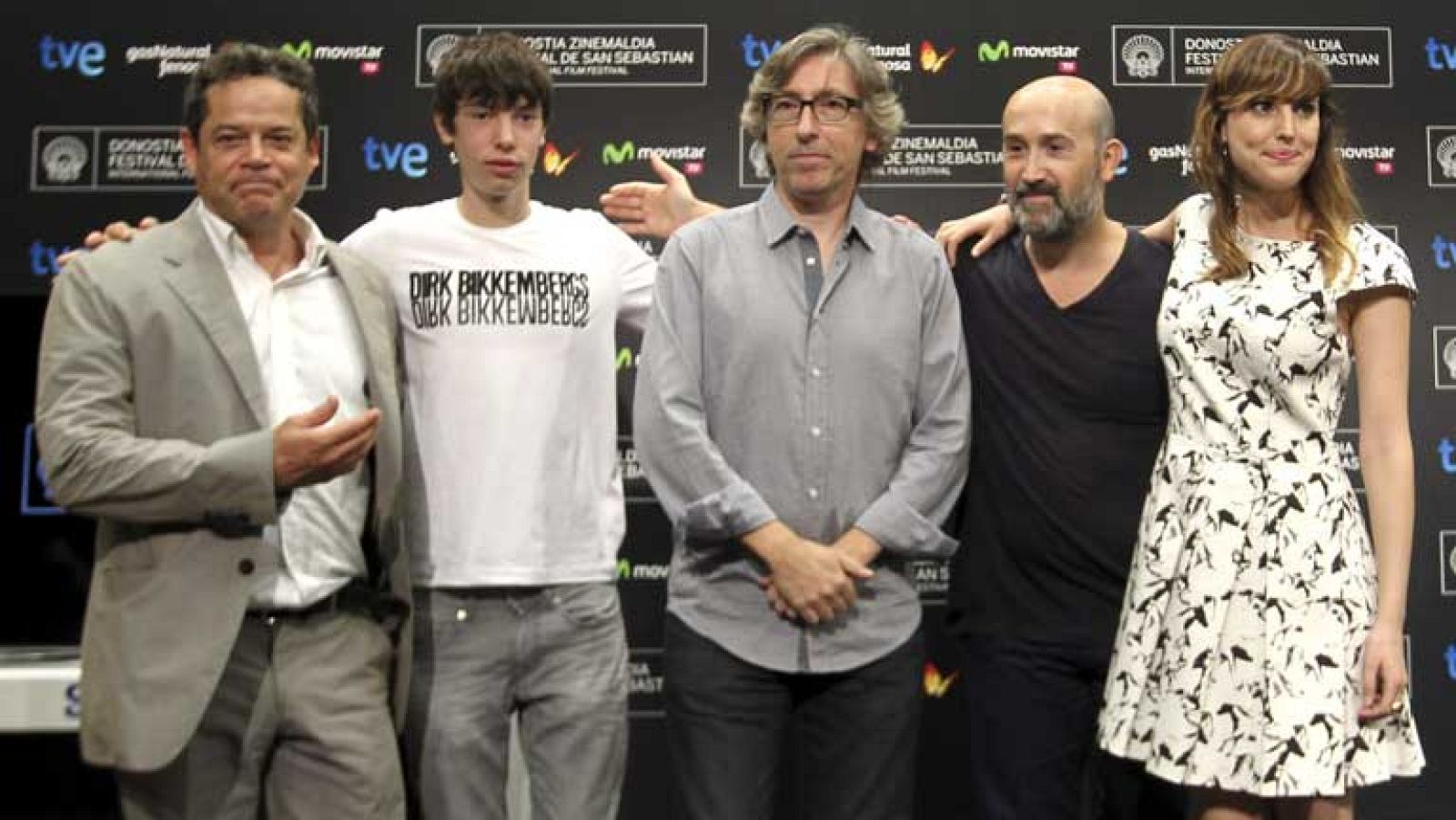 David Trueba con un aire muy Lennon y su equipo, en San Sebastián
