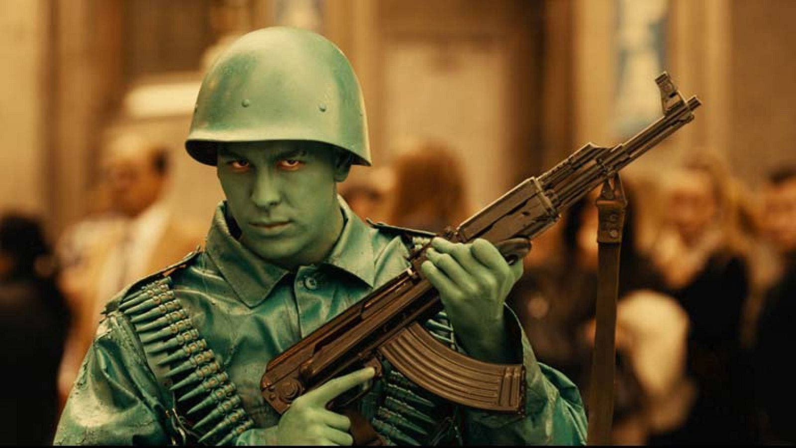 Mario Casas y Hugo Silva, a bordo de un taxi y a tiros en 'Las brujas de Zugarramurdi' | Ver