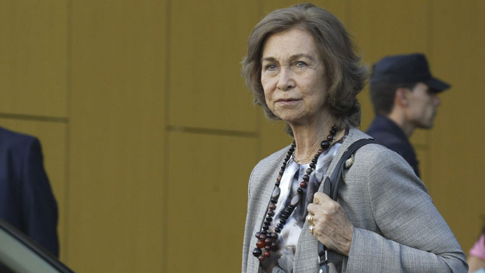 La reina Sofía dice que el rey está de "muy bien de ánimo" | Ver