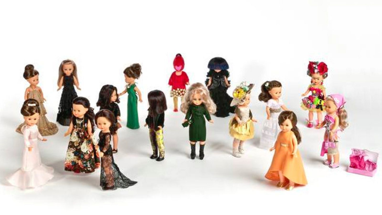 Famosos modistos españoles visten de gala a la muñeca Nancy en su 45 cumpleaños