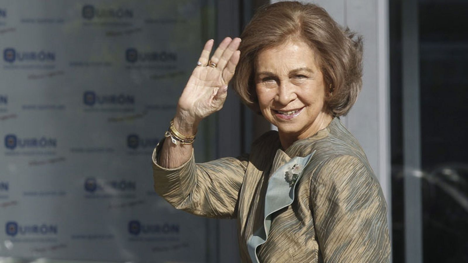 El rey empieza a dar pequeños paseos por la habitación y sigue "con buen ánimo" | Ver