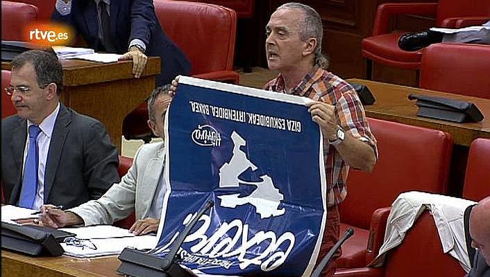  - Un diputado de Amaiur despliega una pancarta a favor de los presos de ETA en el Congreso