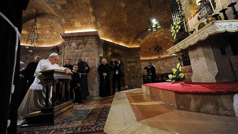 El papa Francisco ha recordado hoy la tragedia de Lampedusa y ha dicho que es un día de llanto. El pontífice ha viajado hoy, día de San Francisco, hasta Asís, patrón de Italia, donde ha oficiado una misa y se ha reunido con podres. El papa ha animad