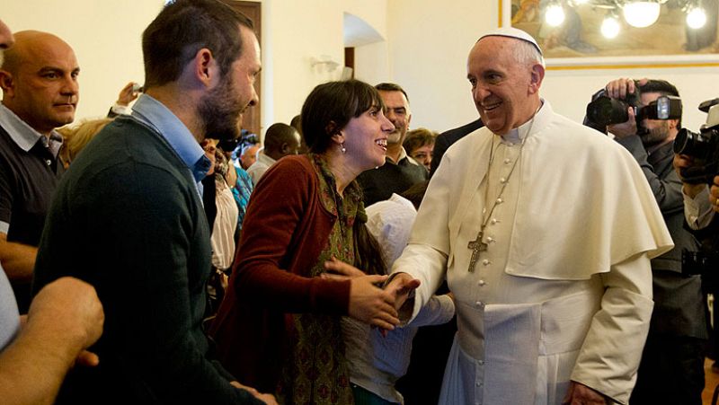 El papa condena la indiferencia con los que huyen del hambre o la esclavitud, en Asis