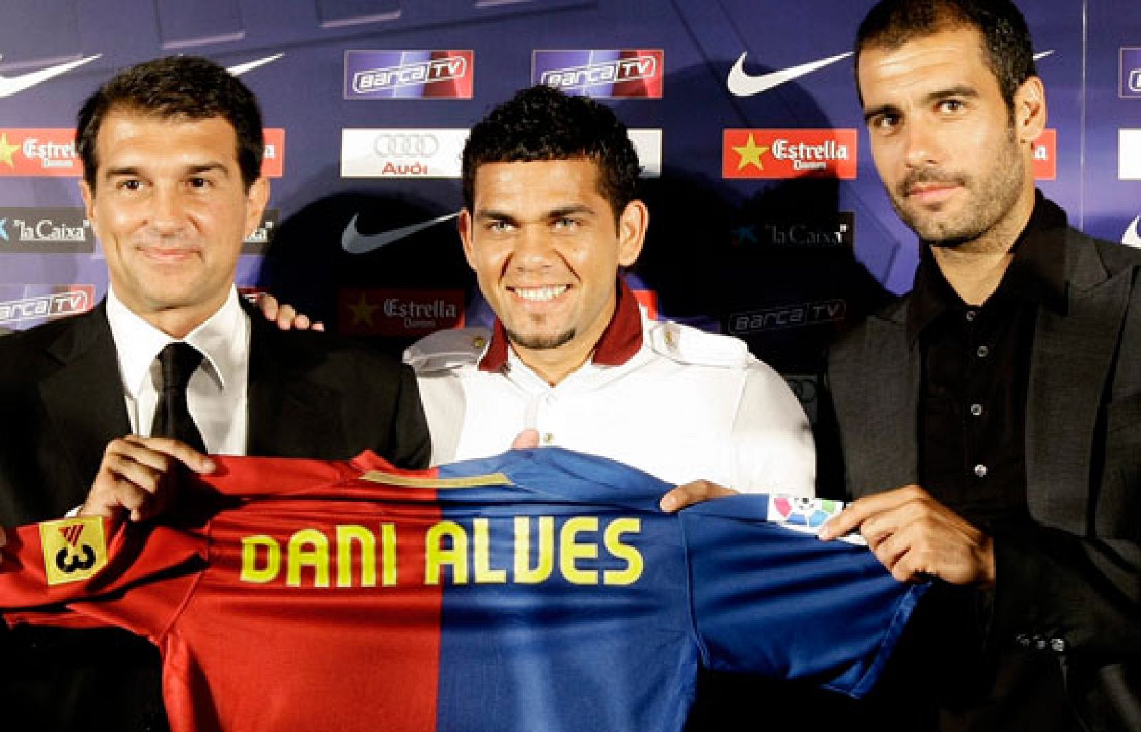 Dani Alves es nuevo jugador del Barcelona, y llega para reforzar una banda derecha que, junto a Leo Messi, puede ser la mejor del mundo. Otros clubes, como el Deportivo, tienen exceso de equipaje en el vestuario, y han de vender jugadores.