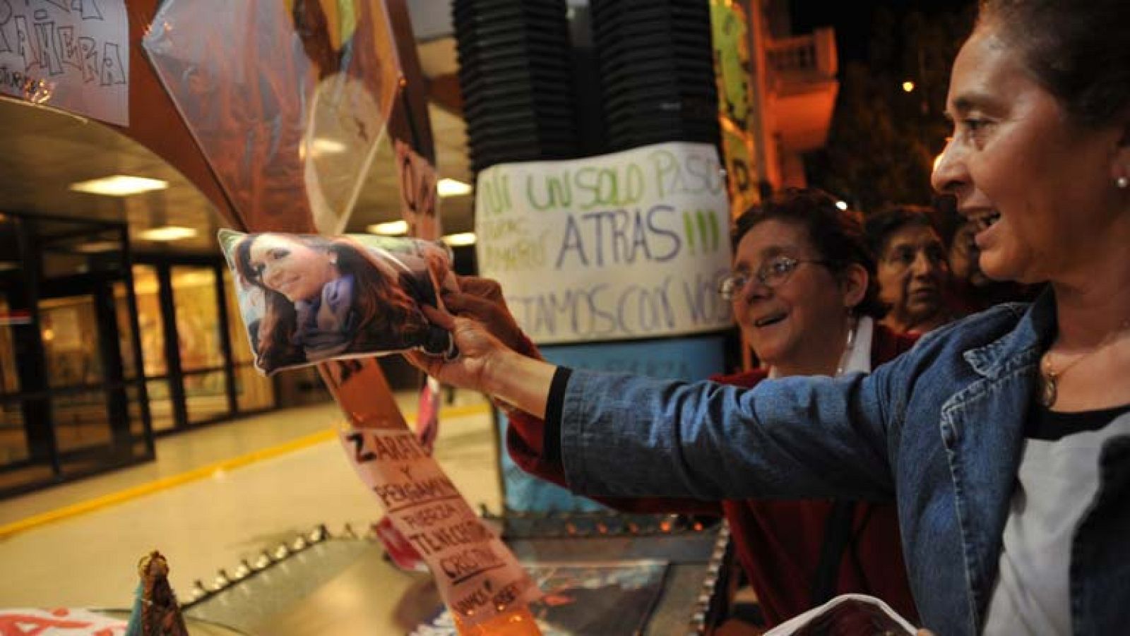 La presidenta argentina, Cristina Fernández, está siendo intervenida de un coágulo de sangre en la cabeza