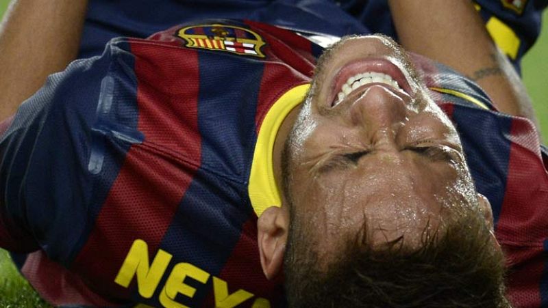 Neymar está jugando a un nivel muy alto.... la única pega que se le pone -tanto en la Champions como en la Liga- es que exagera muchos las faltas, aunque tambien es el futbolista de la Liga a quien mas faltas hacen.