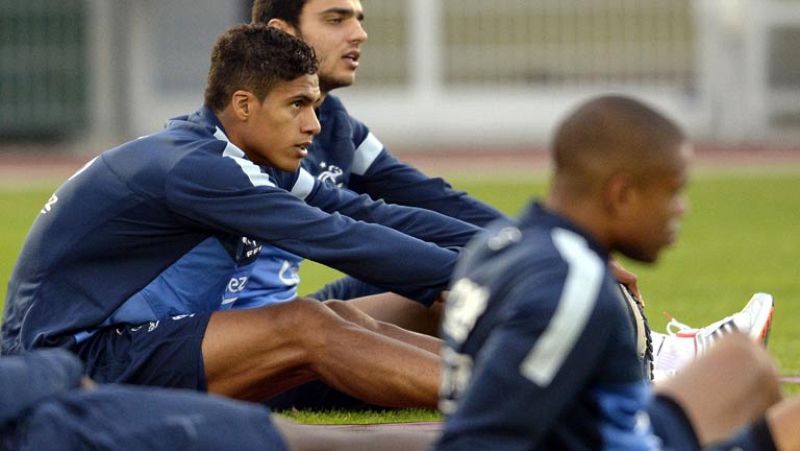 Varane no se entrena con Francia por molestias en la rodilla | Ver