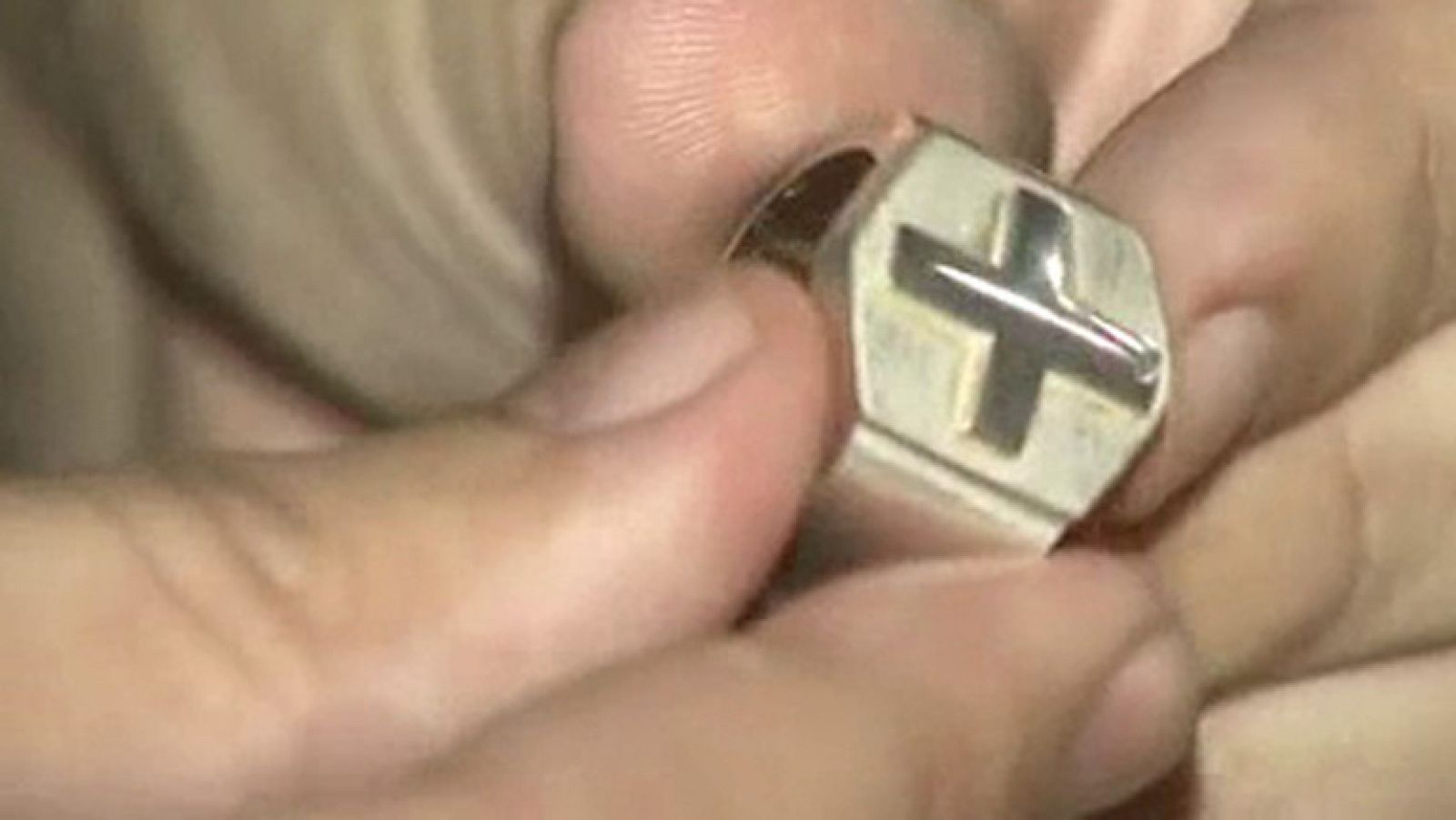 Uno de los tres anillos que lleva el papa Francisco ha salido de una joyería de Barcelona | Ver