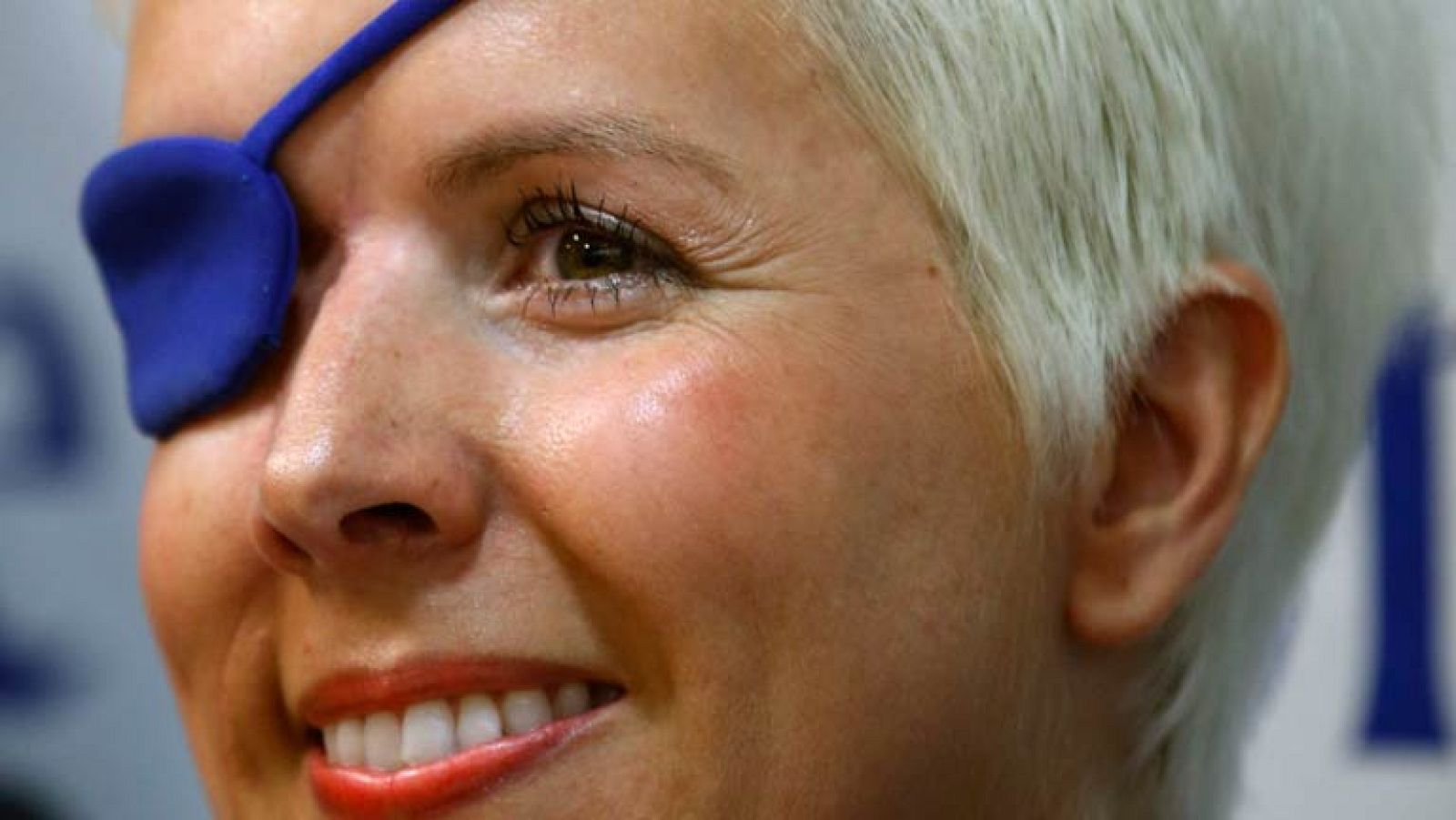 Su sonrisa, la naturalidad con que aceptó la mala fortuna, la fuerza con la que se recuperó le hizo reconocible para todos ... Recordamos a María de Villota, que ha muerto por causas naturales en el hotel sevillano en el que se alojaba.