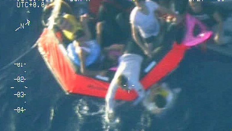 Al menos 50 muertos al nafragar una barcaza de inmigrantes en el canal de Sicilia | Ver