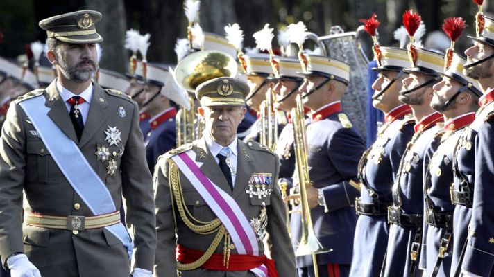 Especiales informativos - El príncipe preside el desfile del Día de la Fiesta Nacional por primera vez