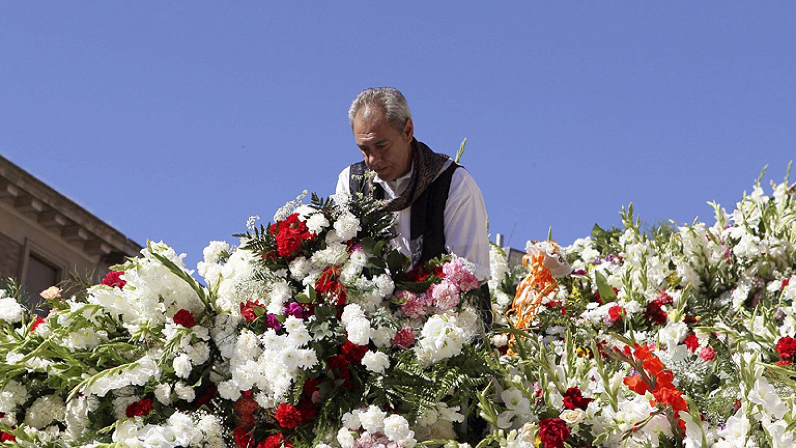 La Virgen del Pilar luce el tradicional manto de flores de los oferentes