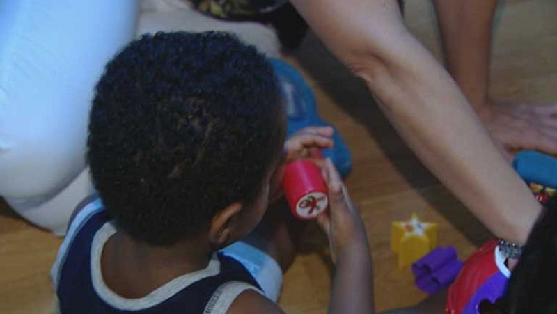 El número de adopciones internacionales desciende cada año.