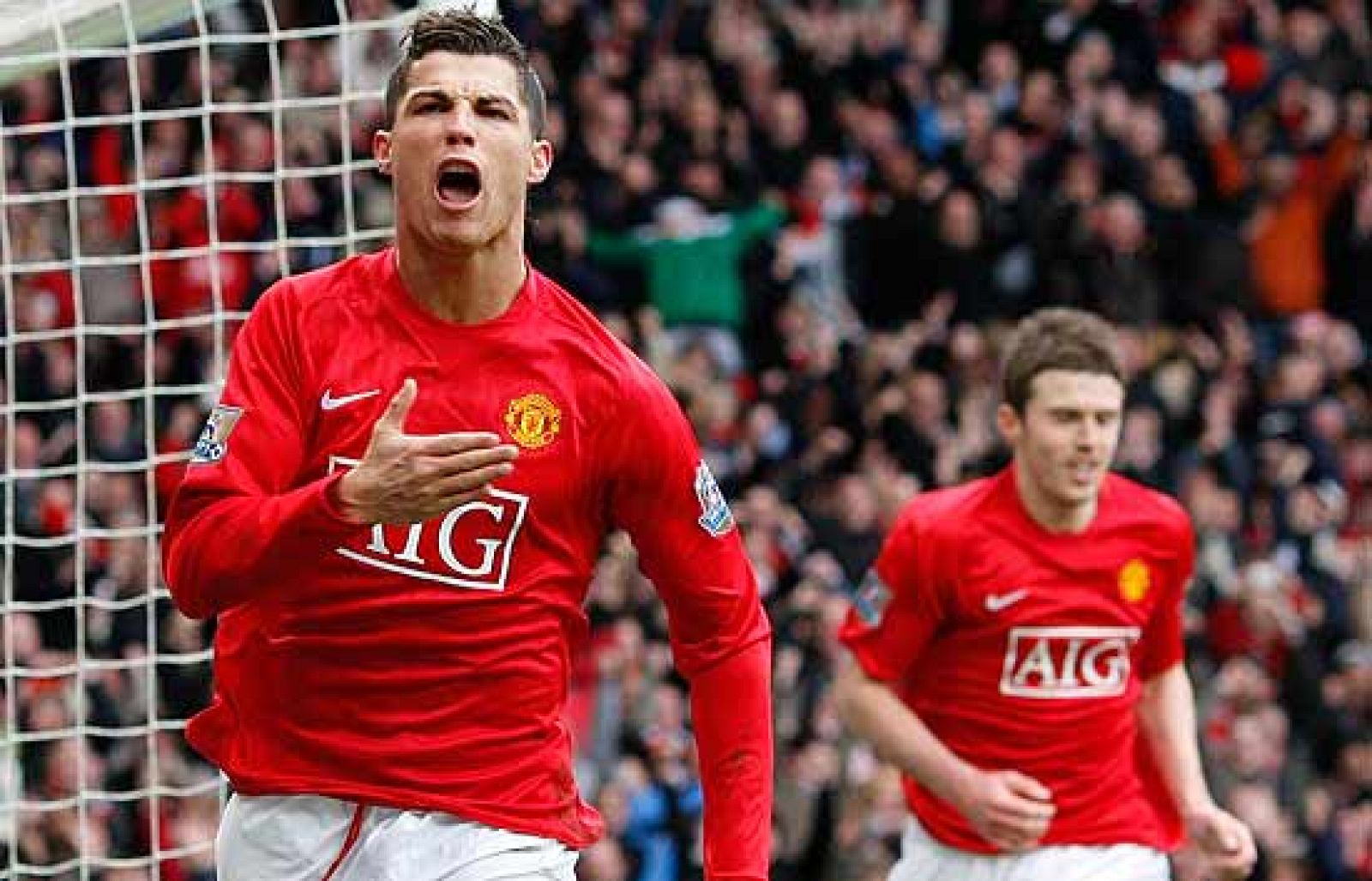 Cristiano Ronaldo ha interrumpido sus vacaciones para operarse del pie derecho. El jugador ha regresado a Portugal y después de la operación y su convalecencia, que podría durar un mes, podría pertenecer ya al Real Madrid.