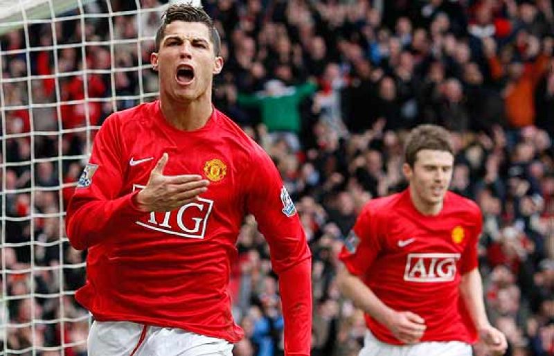 Cristiano Ronaldo ha interrumpido sus vacaciones para operarse del pie derecho. El jugador ha regresado a Portugal y después de la operación y su convalecencia, que podría durar un mes, podría pertenecer ya al Real Madrid.