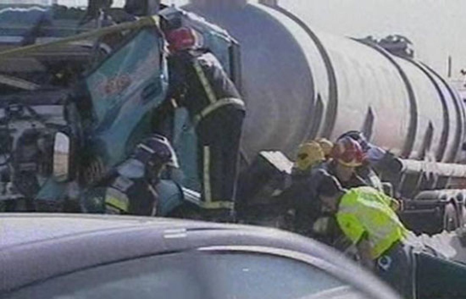 Un camionero muere en un choque contra un autobús en Pina de Ebro | Ver