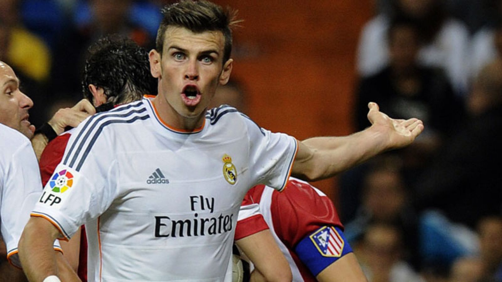 La lesión que tiene Bale, según los servicos médicos del Real Madrid, es una protrusión discal y no una hernia. Sería el paso previo a sufrir la hernia discal, aunque no tiene por qué convertirse en dicha dolencia. Se puede tener una protrusión leve