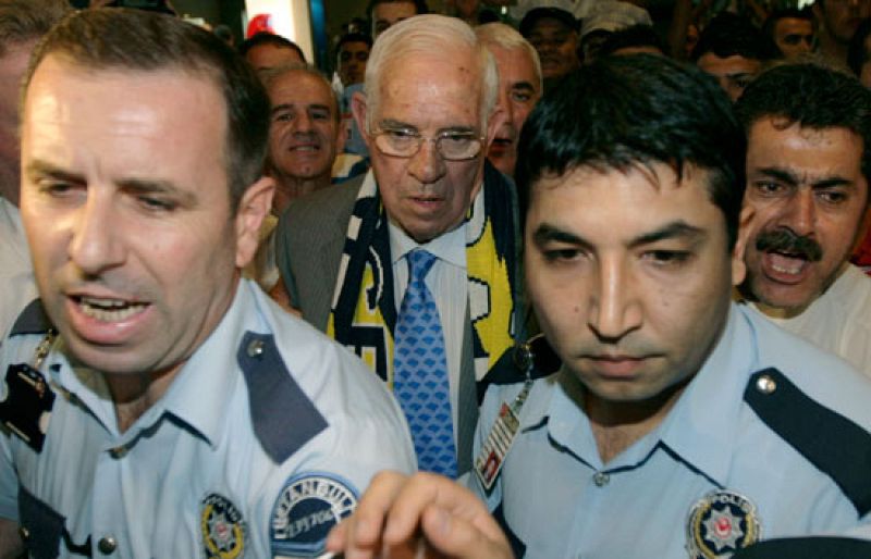 Luis Aragonés, nuevo entrenador del Fenerbahçe, es recibido como un héroe por los aficionados y la prensa turca en el aeropuerto de Atatürk en Estambul. Su nuevo público jalea su nombre.
