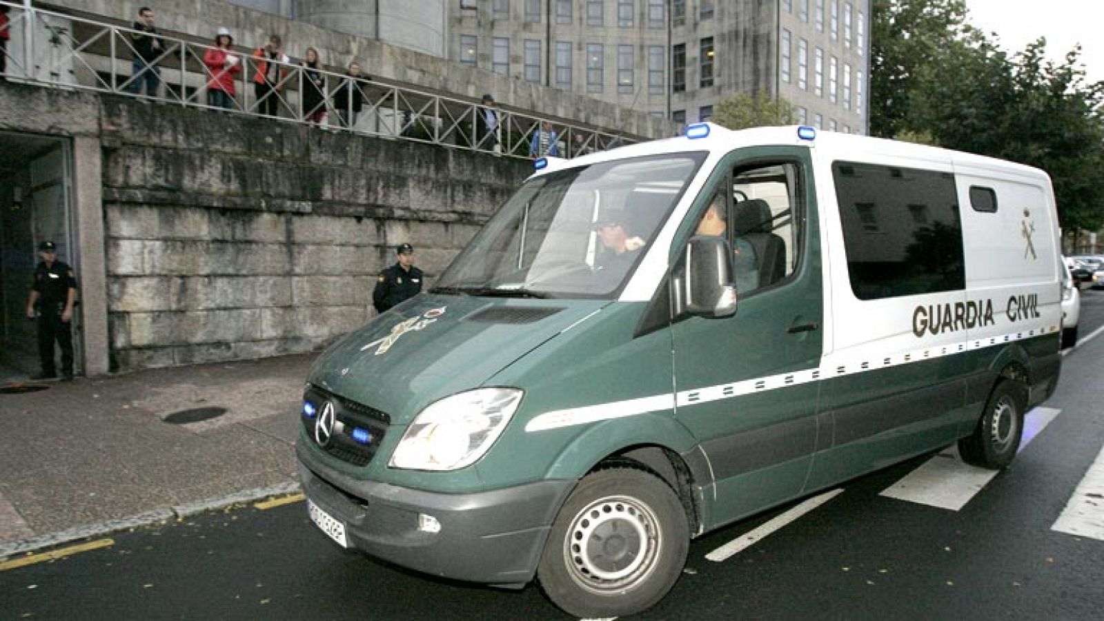 El juez eleva a asesinato las imputaciones contra los padres de Asunta - Informativo 24h | Ver