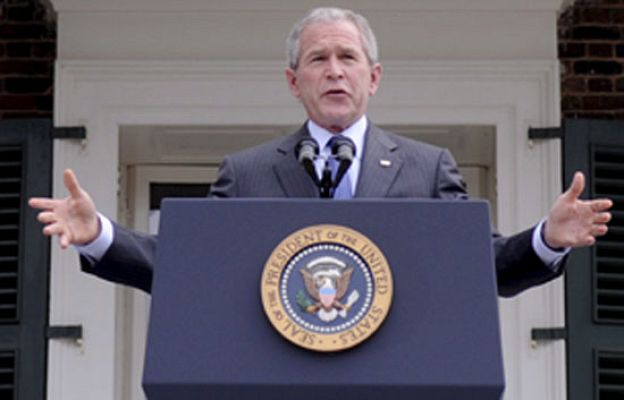  - Abuchean a Bush el 4 de julio