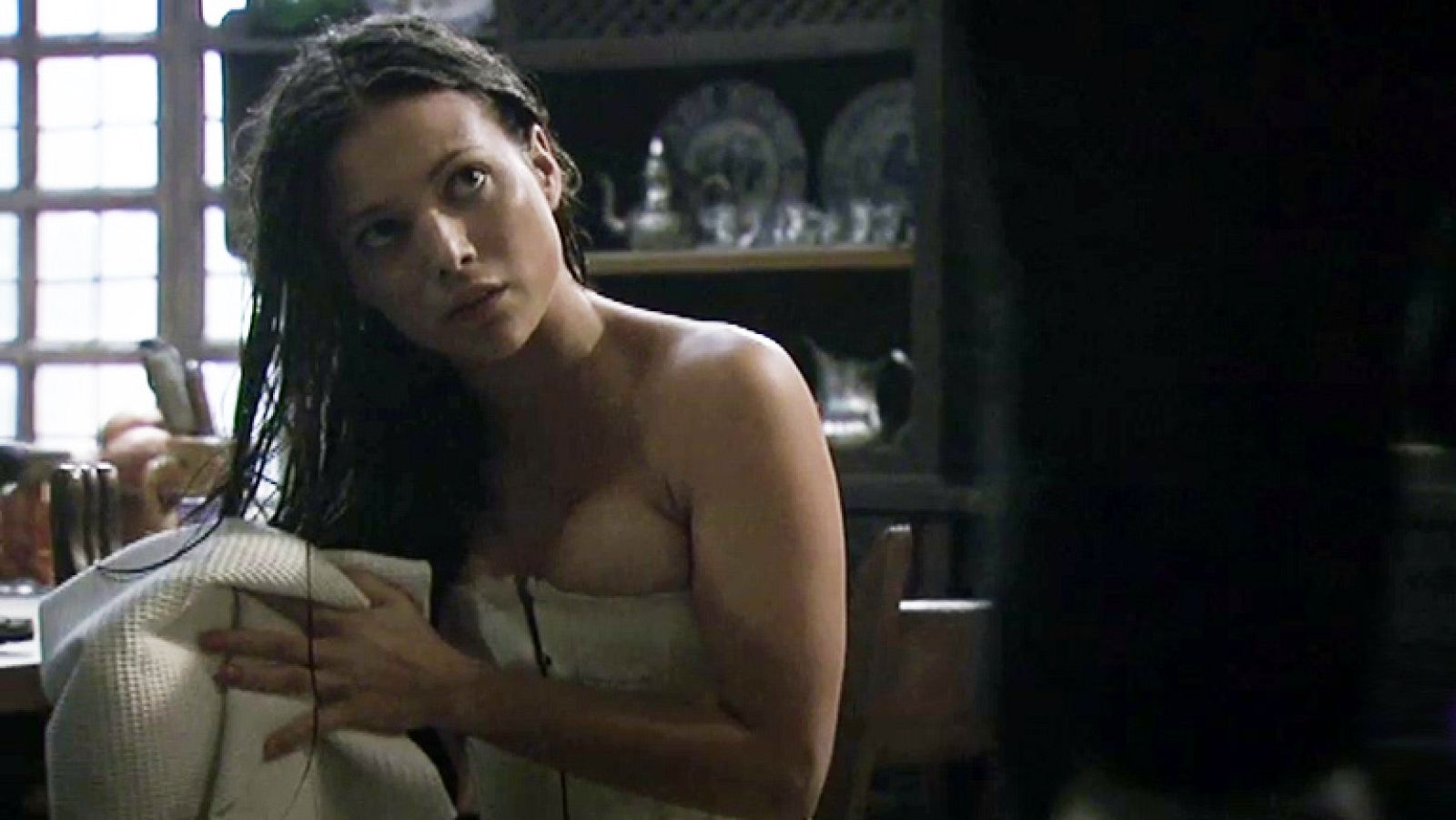 Águila Roja - Nuño ve a Irene mojada | Ver