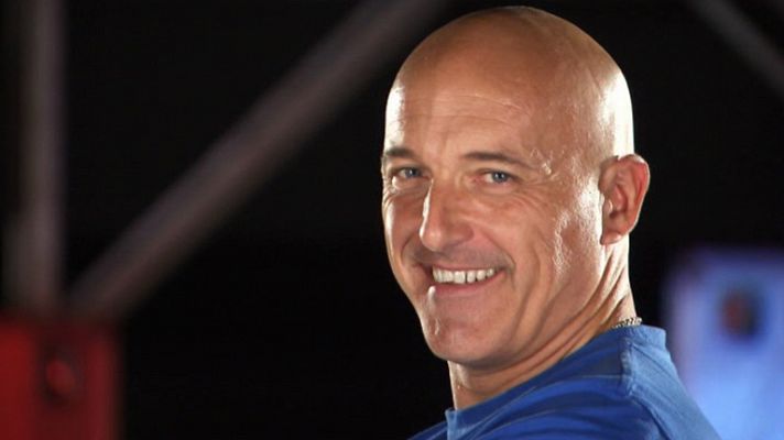 Uno de Los Nuestros - Presentación de Louis Stevens