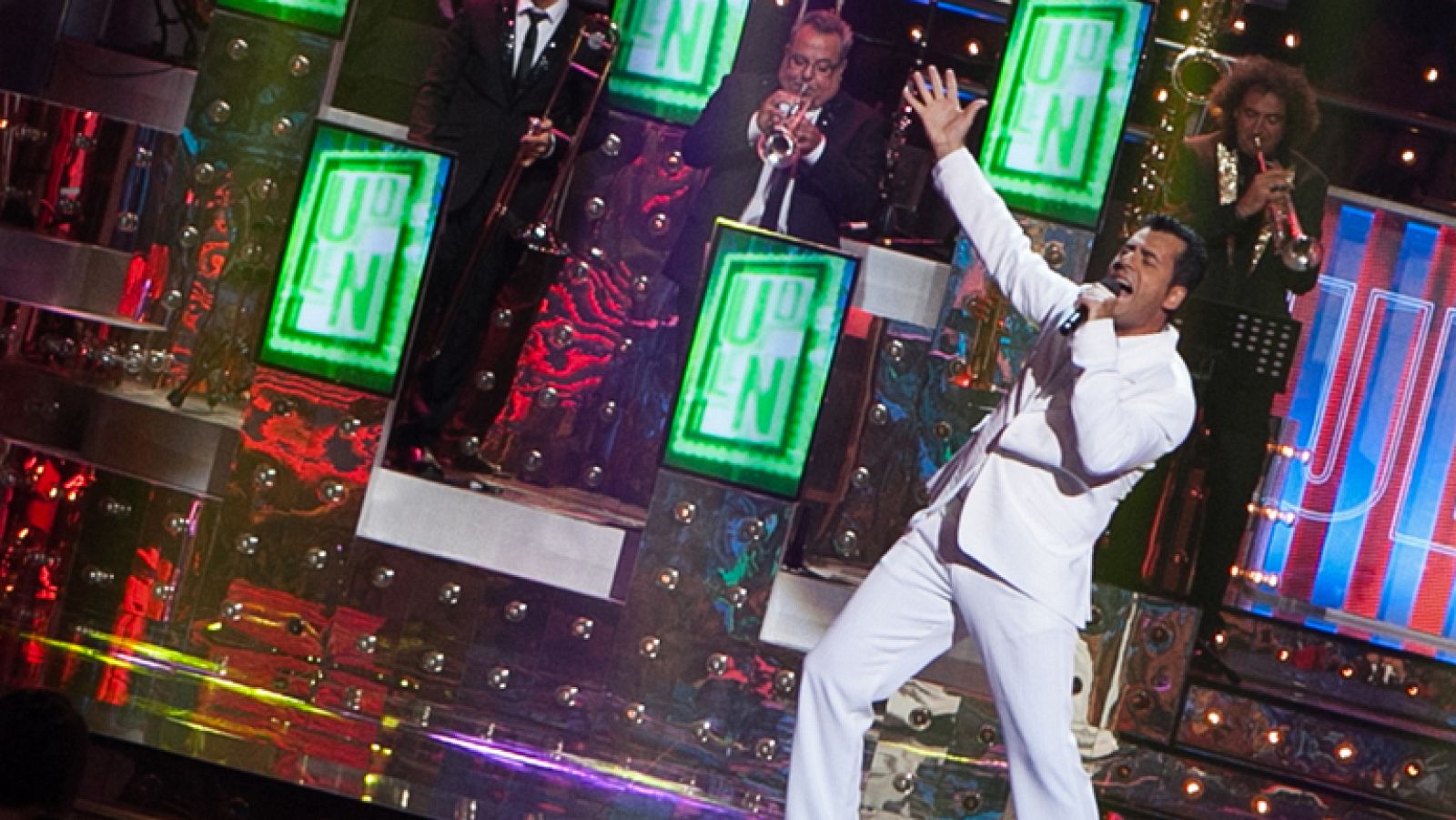 Uno de Los Nuestros - Patric canta "Vivir así es morir de amor"