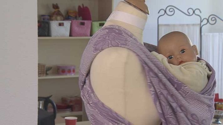 Telediario 1 - Llevar al bebé pegado al cuerpo suscita cada vez más interés