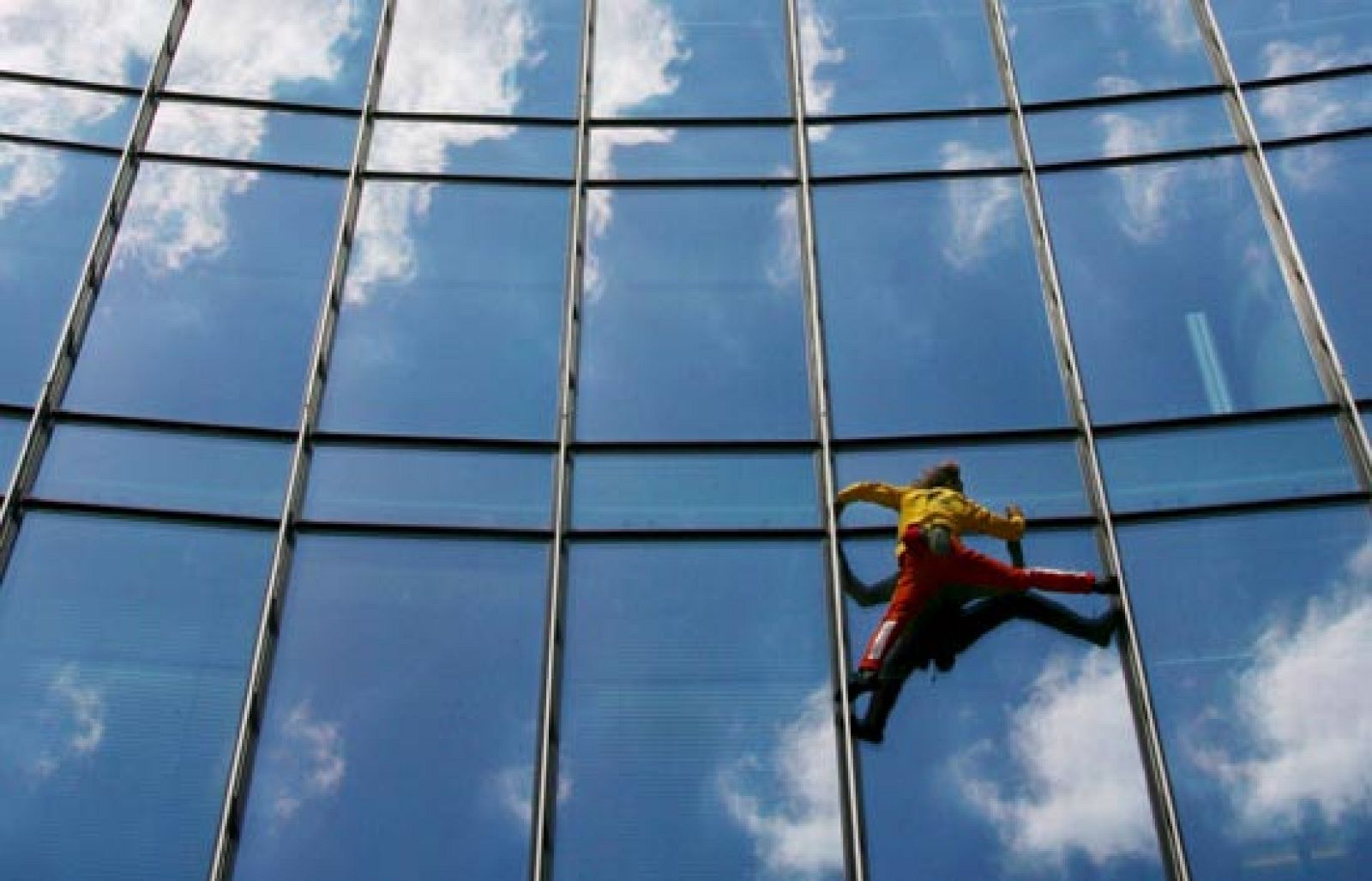 Alain Robert reaparece en Alemania