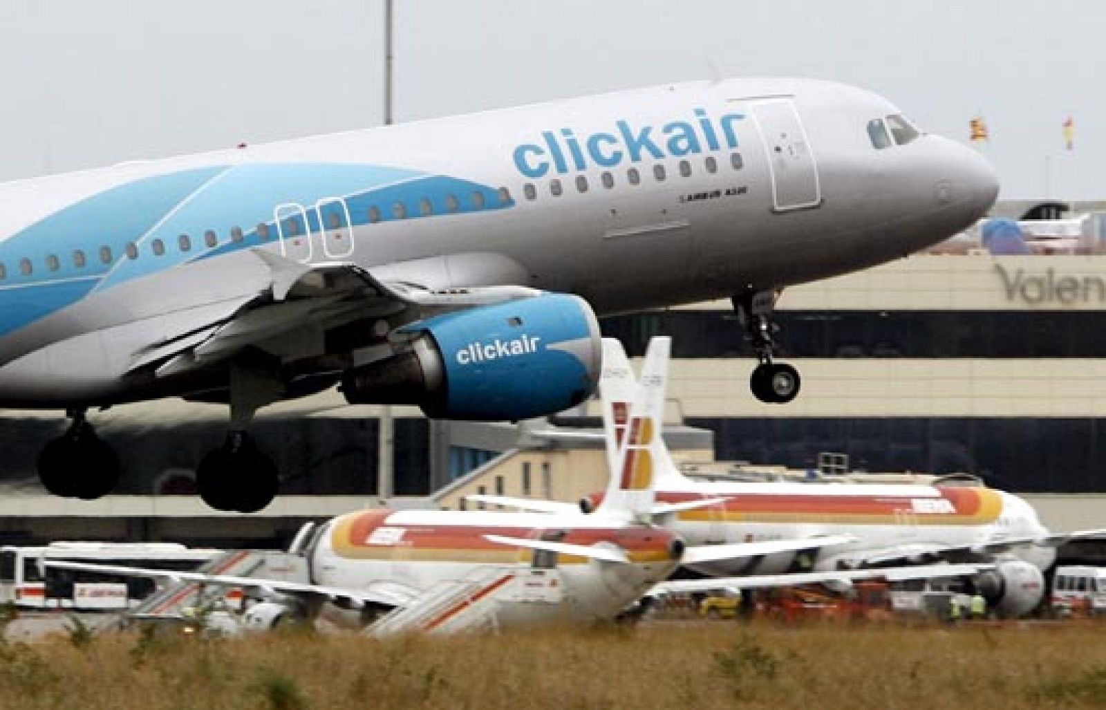Clickair y Vueling se fusionan