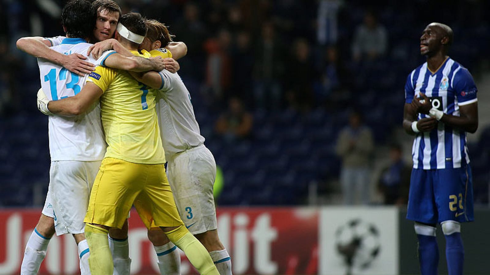 El Zenit de San Petersburgo ha dado un paso de gigante en su lucha por la clasificación a octavos de la Champions al derrotar al Oporto en su campo con un postrero gol de Kerzhakov.