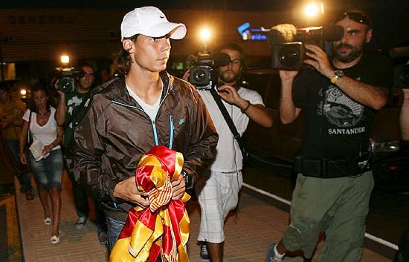 El tenista Rafa Nadal ha regresado a Mallorca después de ganar su primer Winbledon. El de Manacor se ha abstenido de jugar en Stuttgart, debido a sus problemas de rodilla. Antes de pensar en los Juegos Olímpicos, quiere disfrutar del nuevo título.