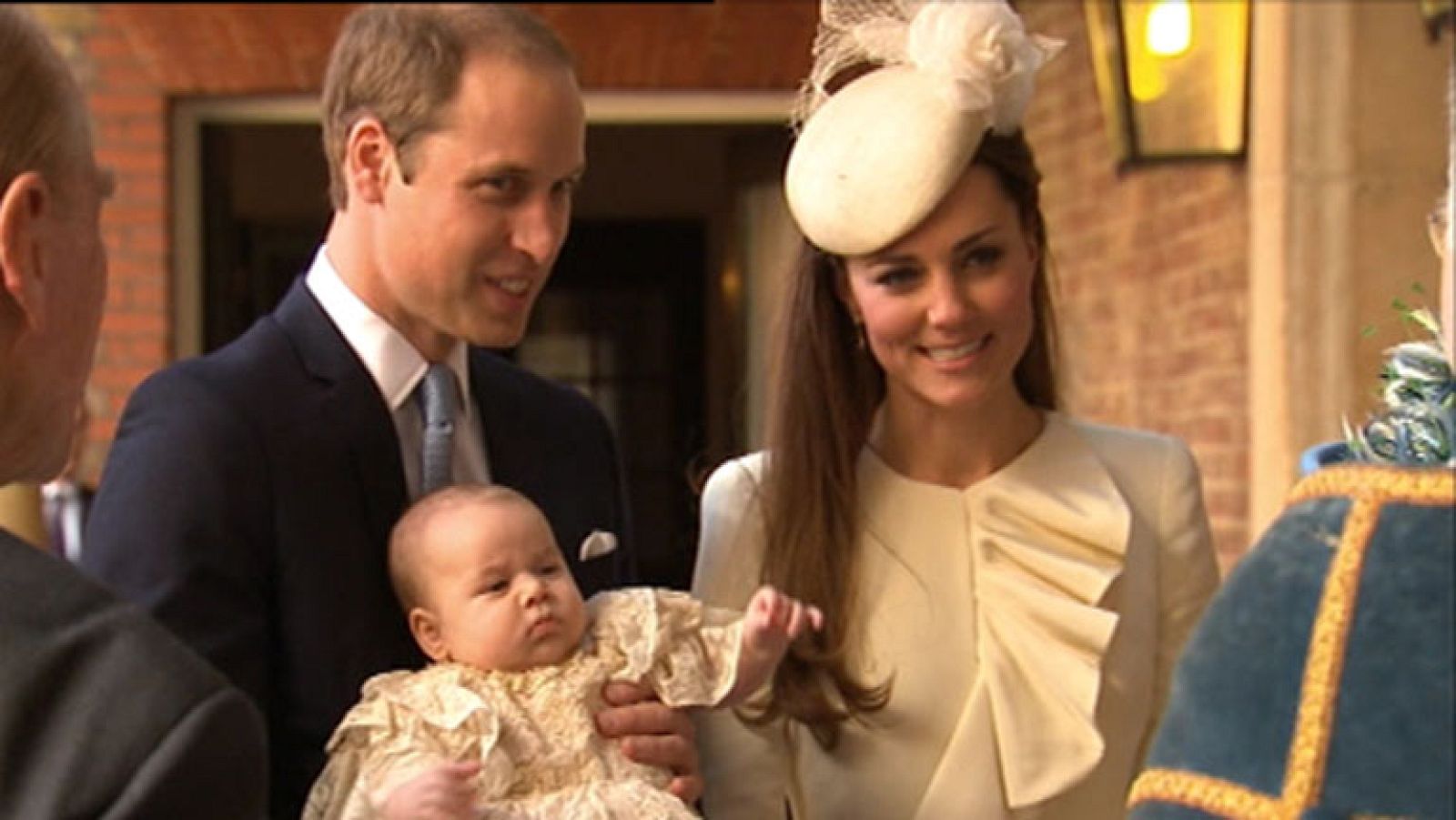 Los duques de Cambridge bautizan al príncipe Jorge en una ceremonia privada