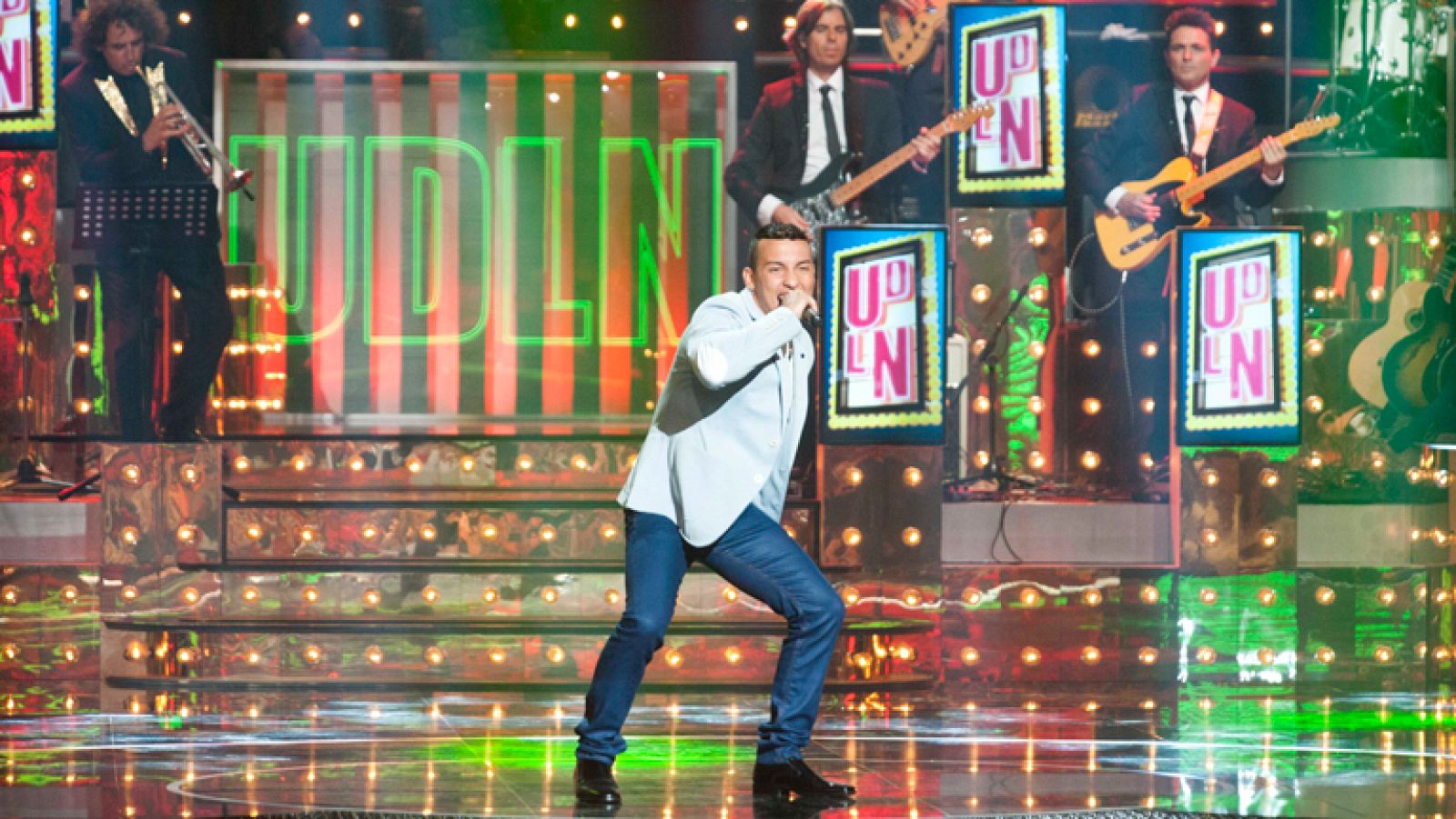 Uno de Los Nuestros - Santiago Vélez canta "La bamba" | Ver