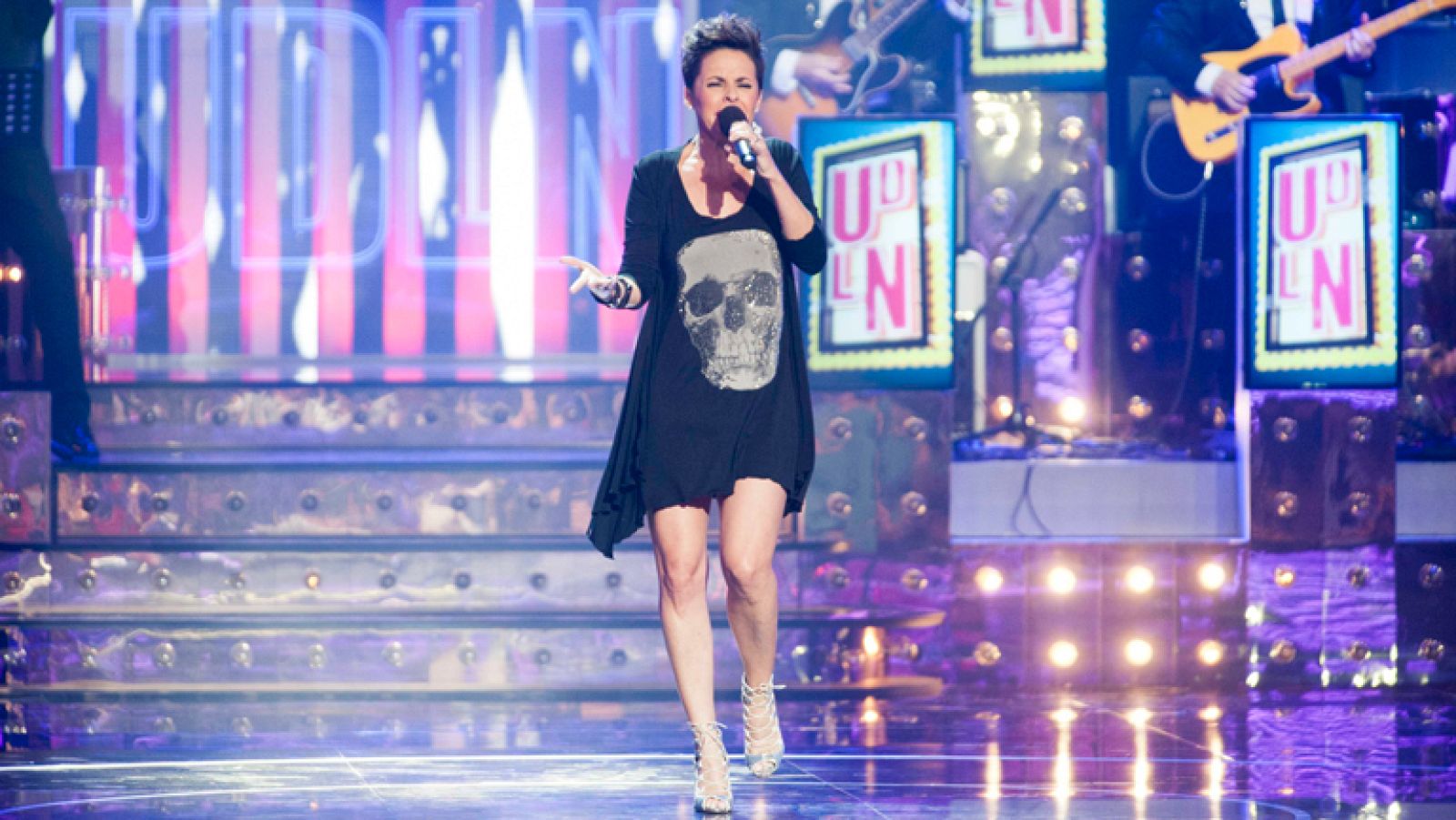 Uno de Los Nuestros - La negra Mayte canta "Mercy"